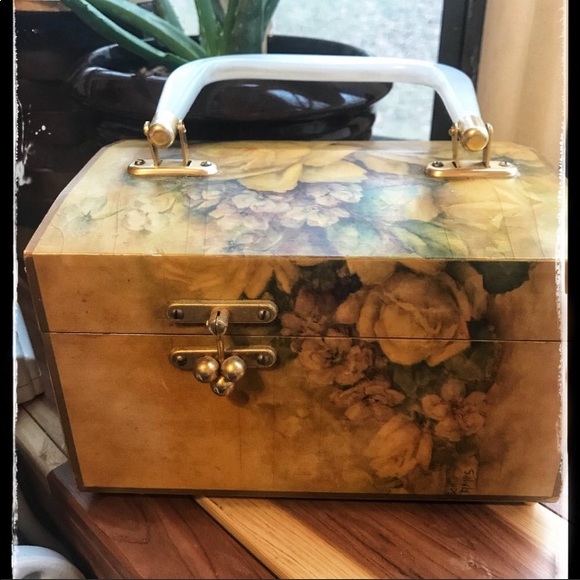 Handbags - Vintage box purse